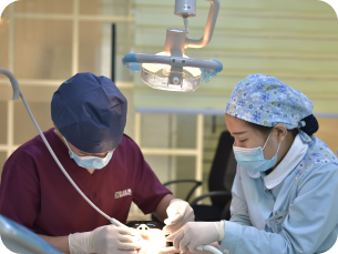 2人の医者が治療をしている様子